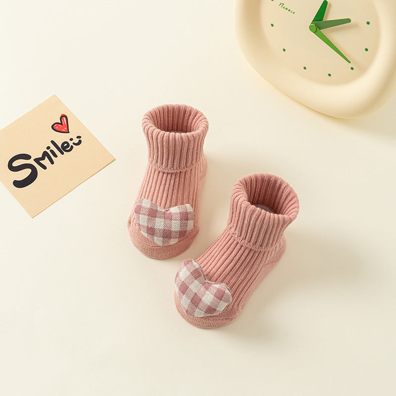 Pink ribbed cotton baby socks with plaid heart design and non-slip soles.