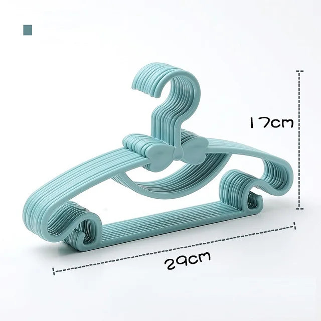 Stack of light blue plastic baby hangers with a bow design, showing 29x17cm dimensions.