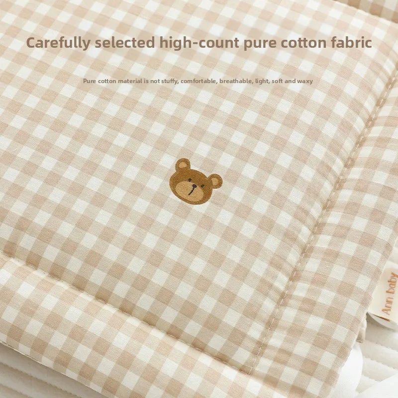 Soft beige gingham crib bumper with a cute embroidered bear, made from pure cotton.