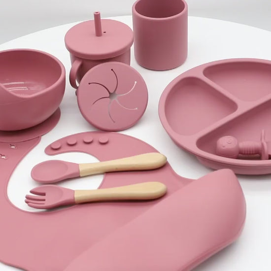 סט כלי אוכל לתינוק מסיליקון 8 חלקים עם סינר וצלחת יניקה